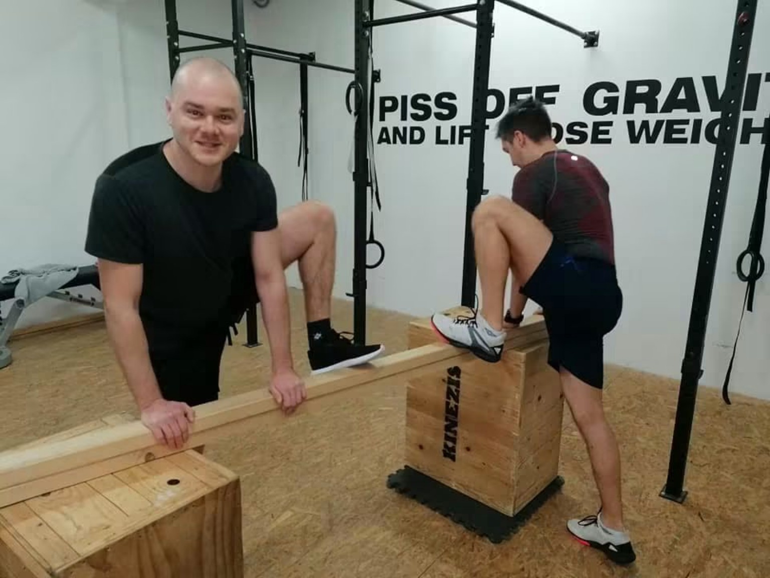 Raznovrsni trening s drvenim sanducima i šipkama